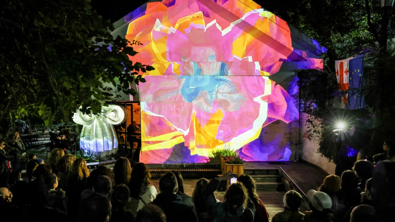 Immersive show on the facade of Cafe Mziuri
