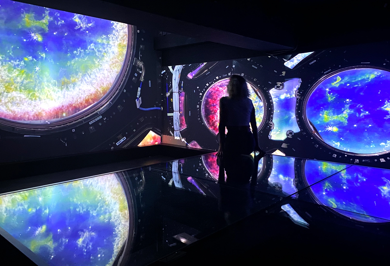 ილუმინატორიდან კოსმოსის ხედი How Big is the Universe-ის აუდიოვიზუალური შოუსთვის Holoseum-ში, თბილისი